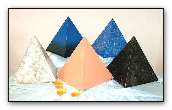 Pyramiden aus Keramik